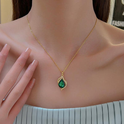 “Elegant Gold Teardrop Green Gemstone Pendant Necklace