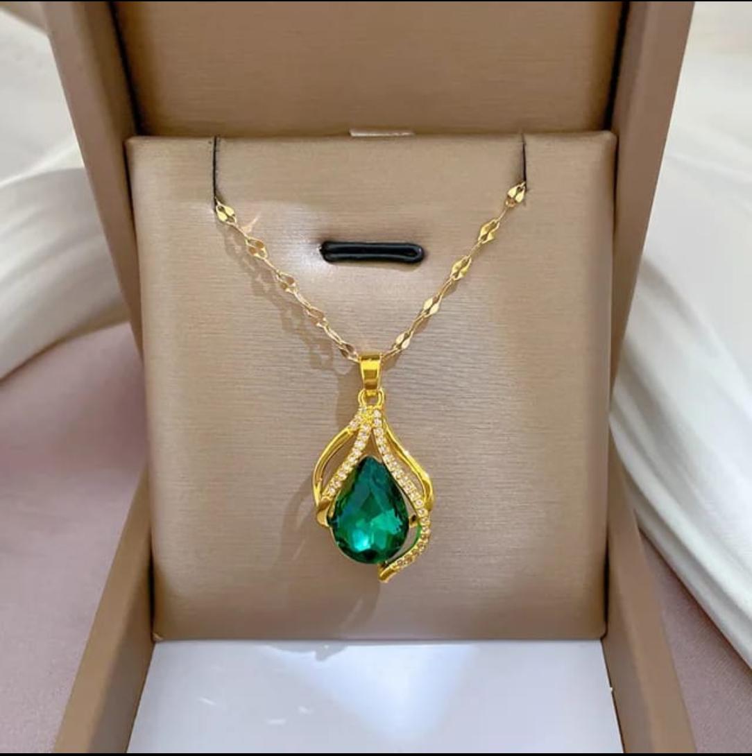 “Elegant Gold Teardrop Green Gemstone Pendant Necklace