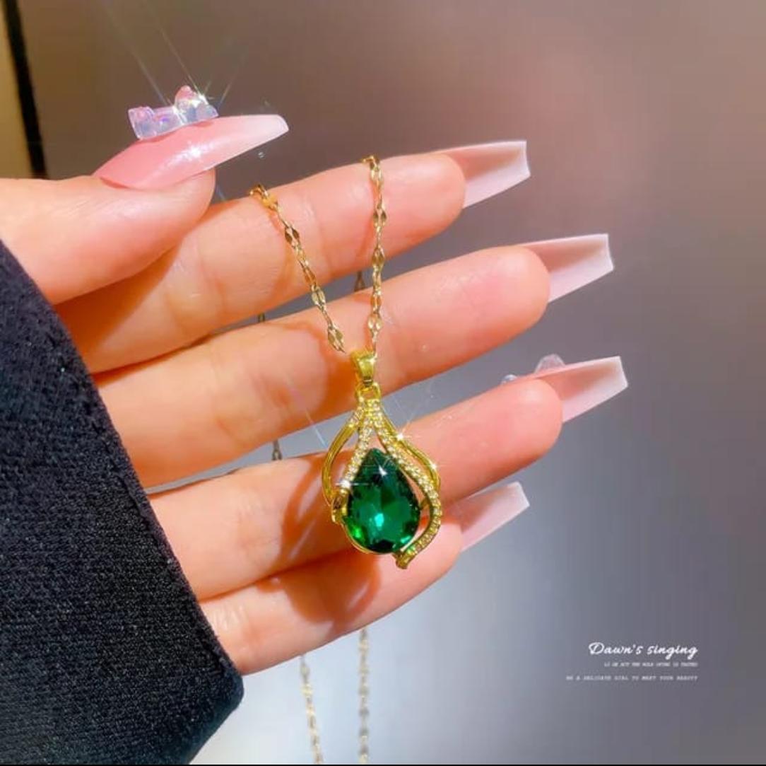 “Elegant Gold Teardrop Green Gemstone Pendant Necklace