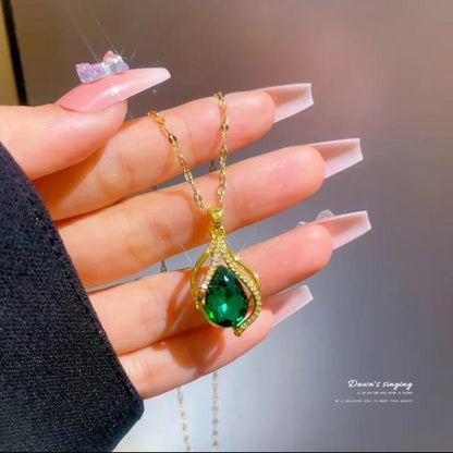 “Elegant Gold Teardrop Green Gemstone Pendant Necklace